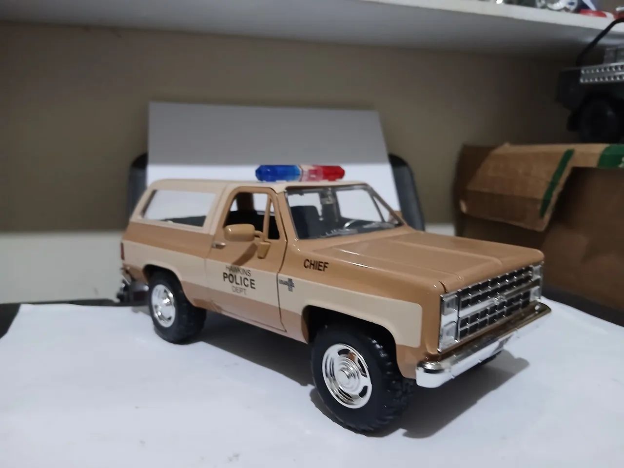 Miniatura chevy blazer stranger things 1/24