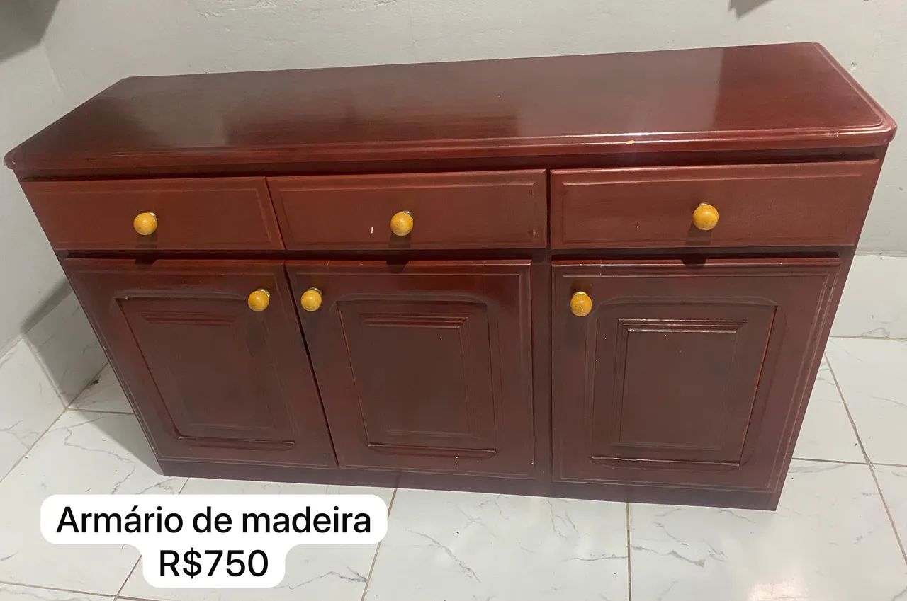 Armário de madeira de lei