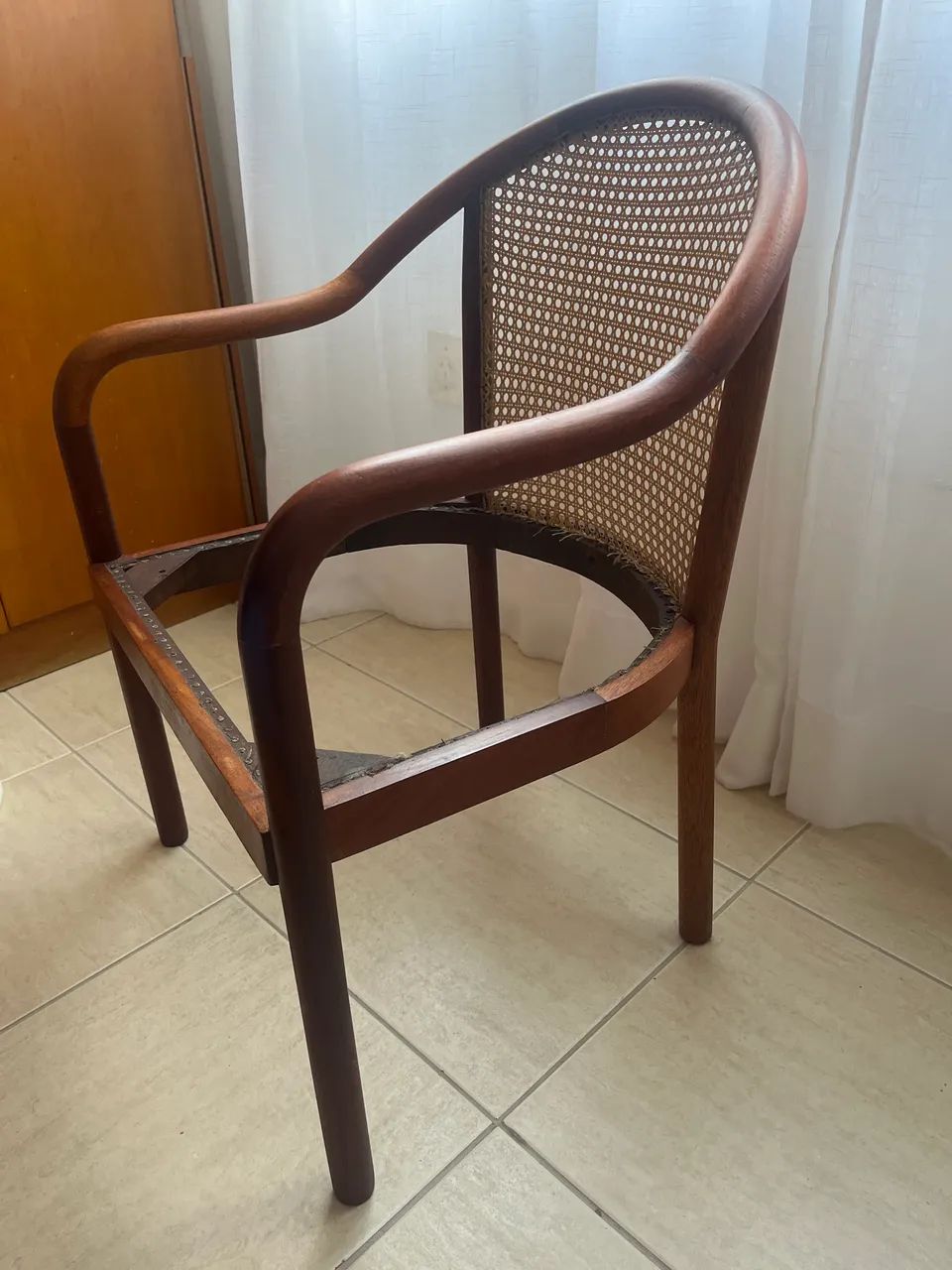 CADEIRA DE MADEIRA COM BRAÇO E PALHINHA  - Foto 2