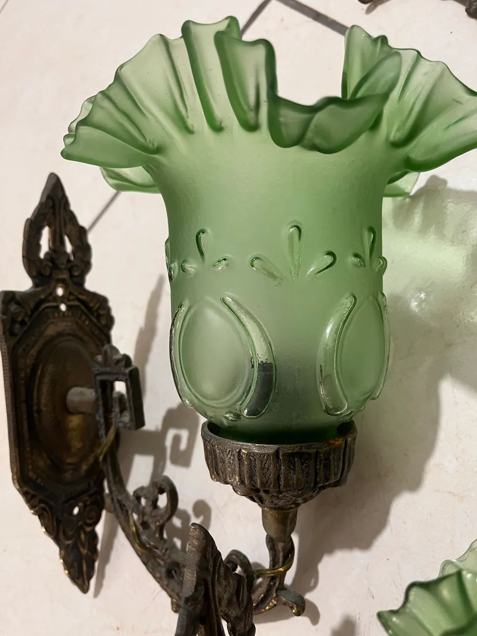 Par de arandelas mais lustre em bronze com cúpula verde