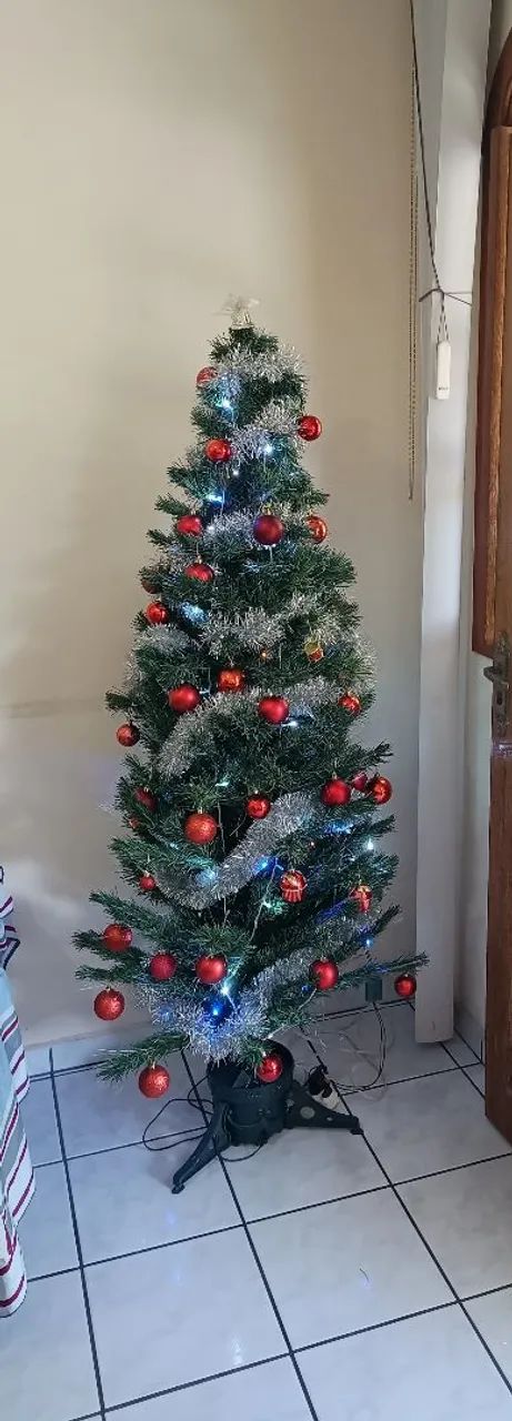 Árvore de Natal com enfeites 