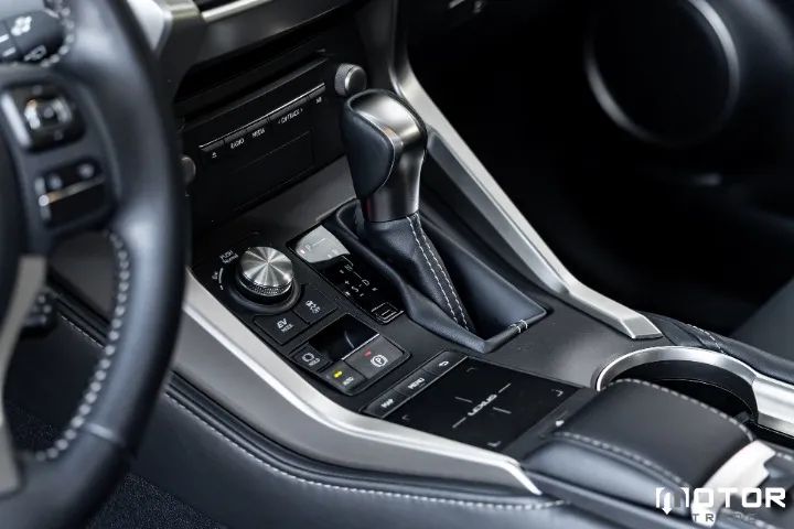 Lexus NX-300 H Luxury 2.5 16V Aut., foto 14 de 20
