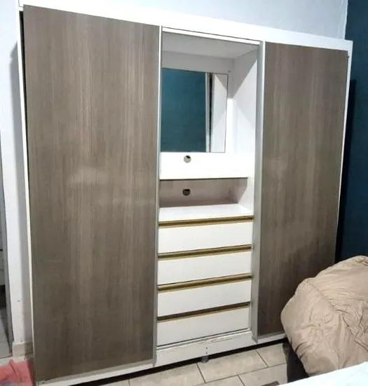Guarda-roupa com portas de correr, penteadeira com espelho e 4 gavetas