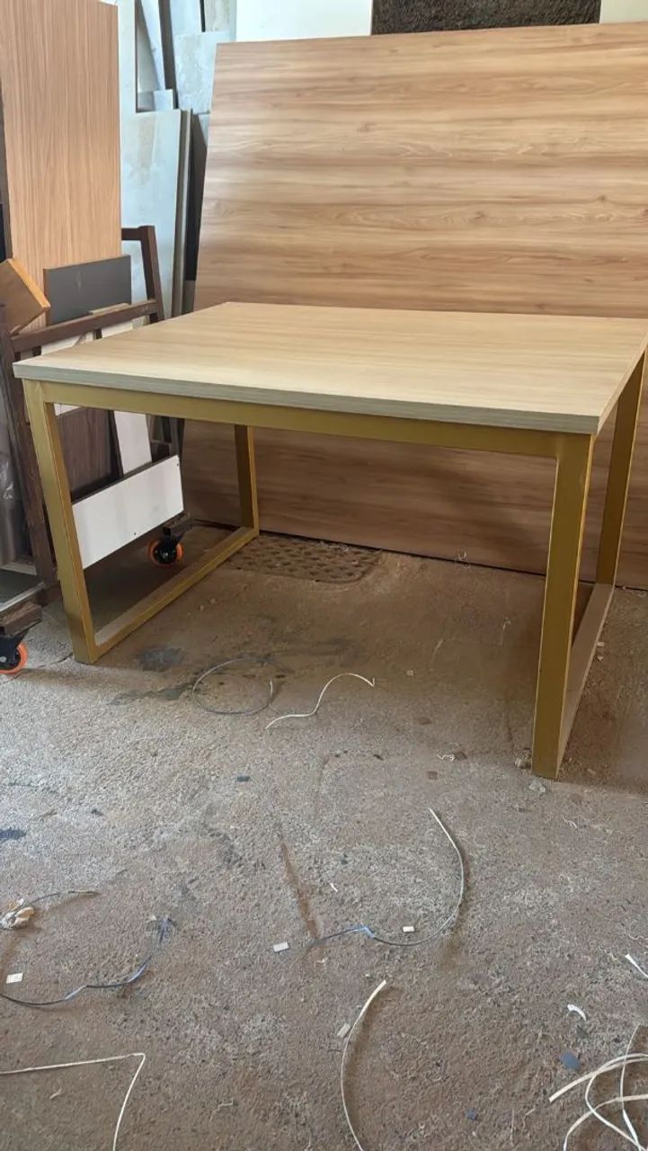 Mesa em MDF com pe de ferro