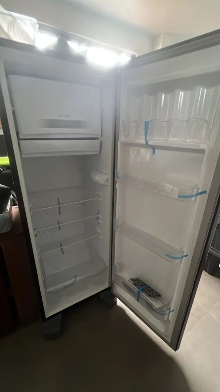 Vendo geladeira com defeito no compressor forte freee marca panasonic