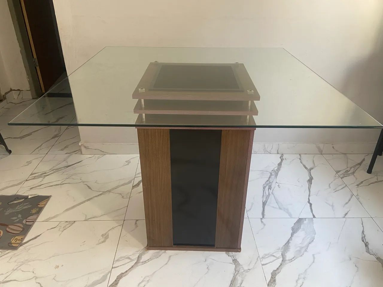 Mesa sem as cadeiras 