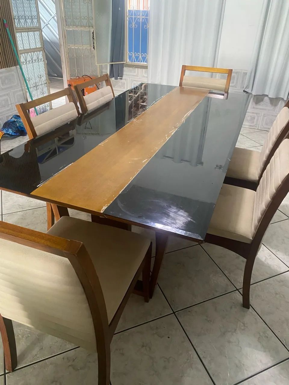 Mesa grande com 6 cadeiras estofadas  - Foto 3