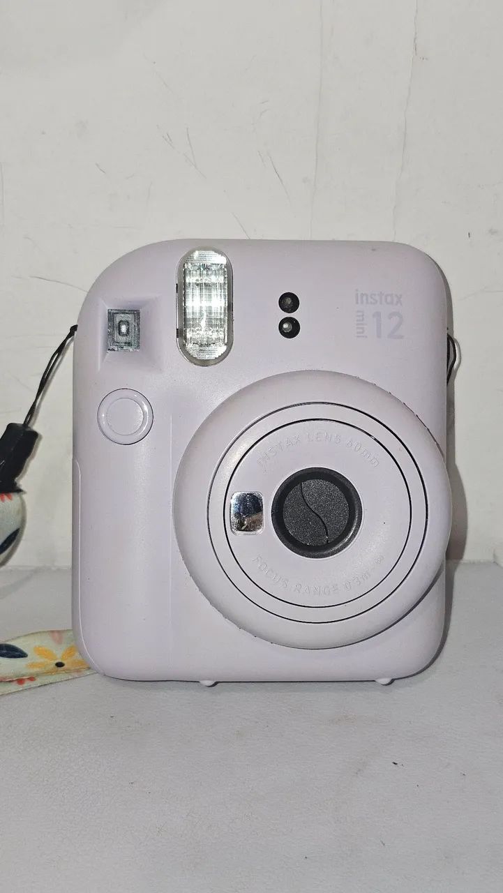 Câmera instax mini 12 + capa protetora de acrílico 