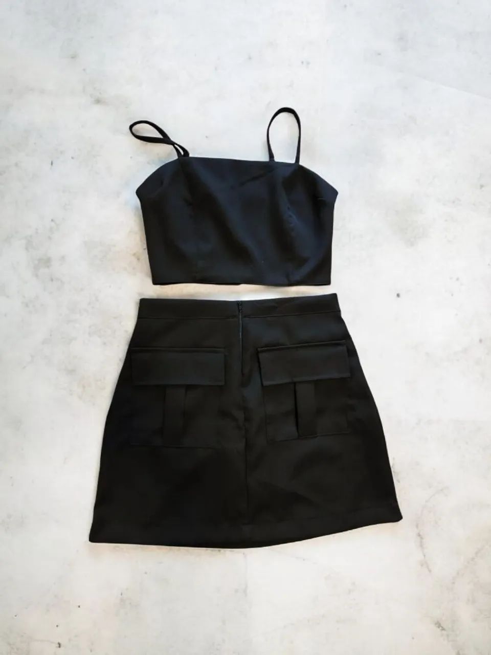 Conjunto de cropped e saia de alfaiataria 