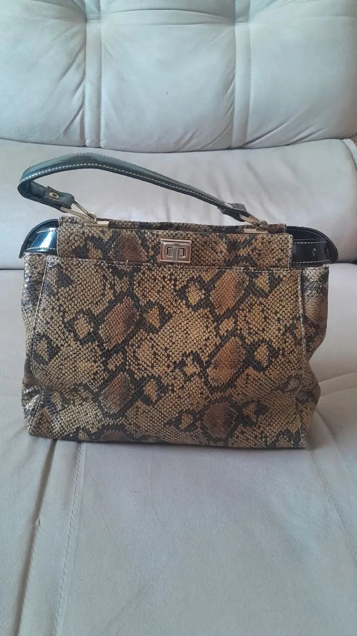 Bolsa feminina tipo couro de piton usada 