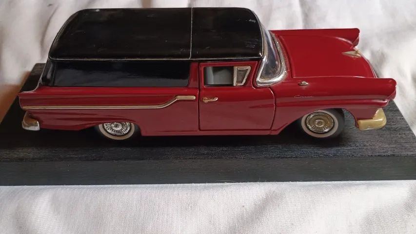 Rara Miniatura 1/18 Ford Courier 1957 Road Legends com Base