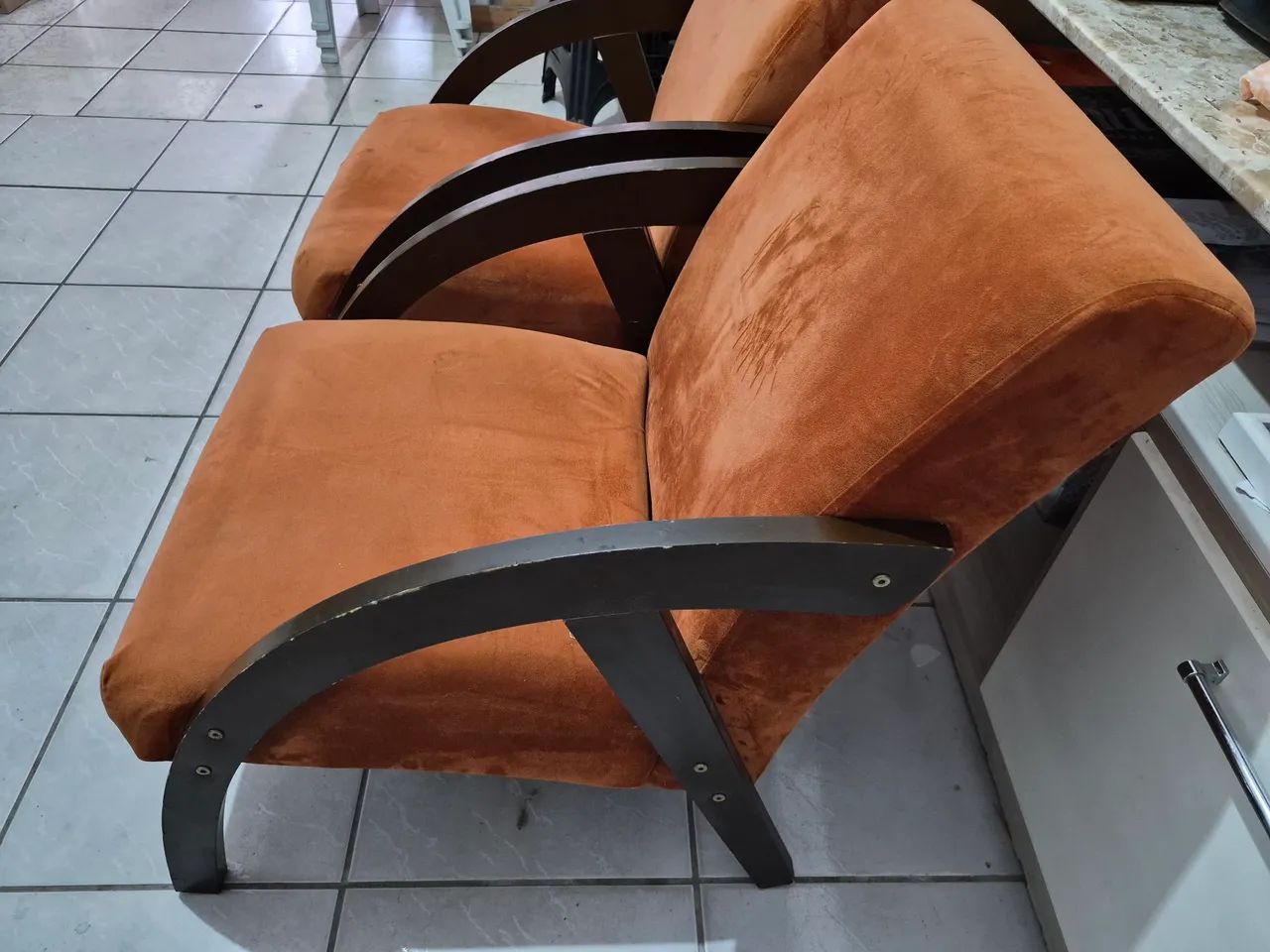 poltronas decorativas de madeira com braço curvo ou cadeiras - Foto 2