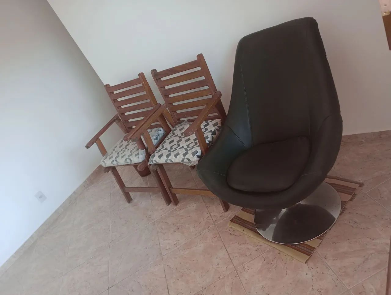 Cadeiras decorativas e poltrona  - Foto 2