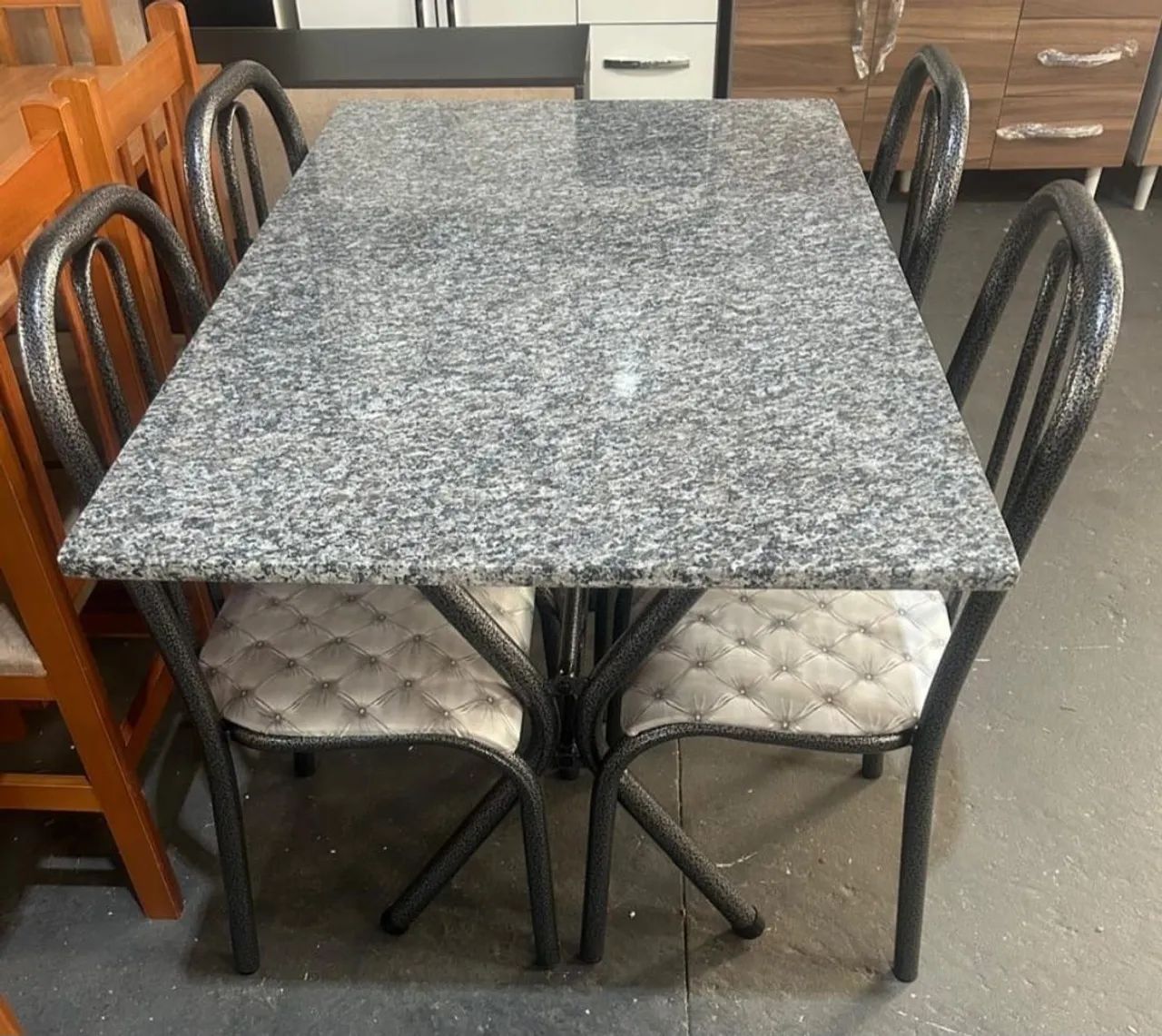 Mesa de granito com 4 cadeiras / NOVO 