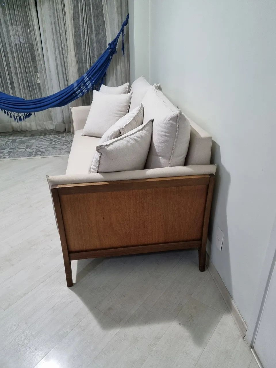 Sofá 3 Lugares em Linho + Madeira Maciça | 6 Almofadas | Lindo! - Foto 4
