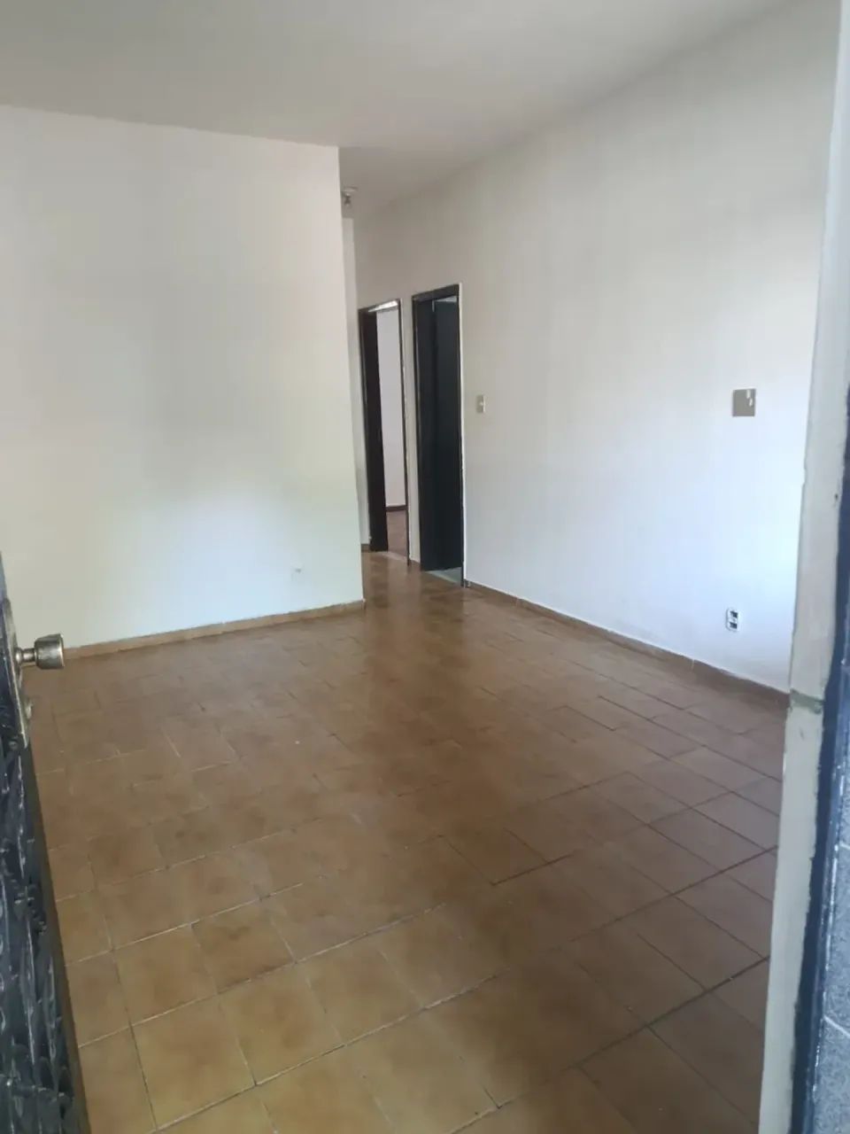 Casa espaçosa com 2 quartos e garagem - Foto 2