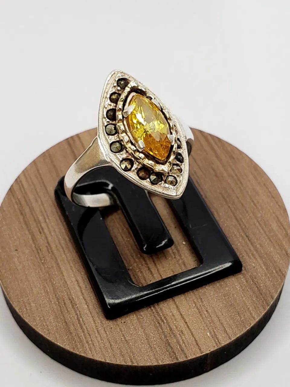 ANEL VINTAGE EM PRATA COM PEDRA AMARELO-DOURADA E MARCASSITAS