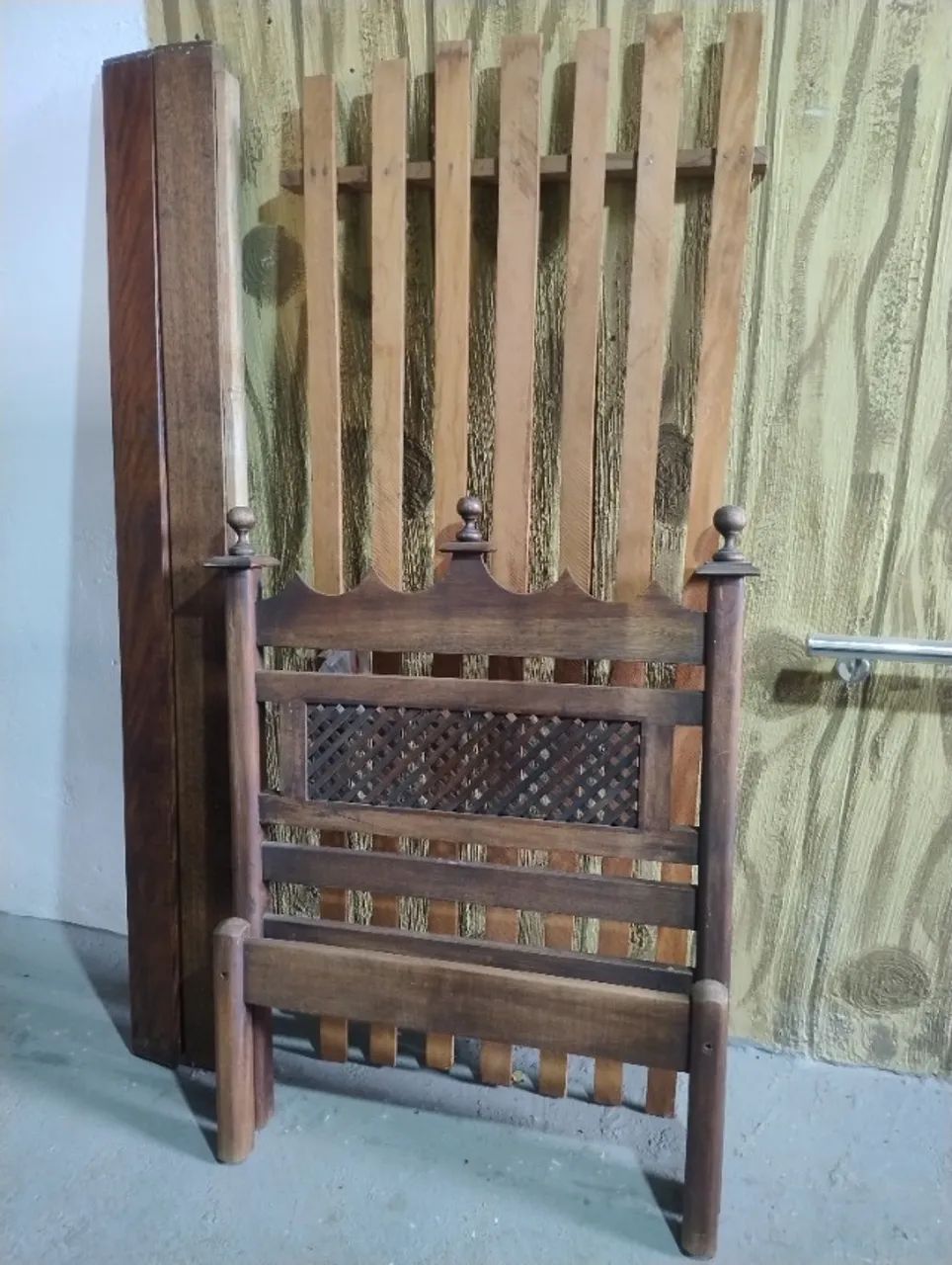 Cama de solteiro em madeira maciça