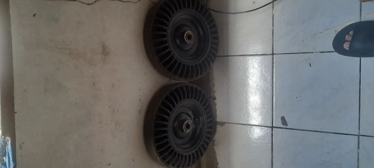 Vendo essas duas rodas de borracha 