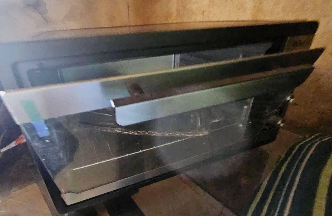Vendo um forno elétrico 220v. 
