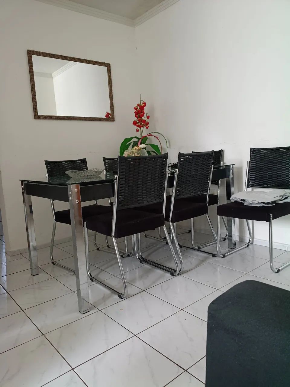 Mesa de jantar com 6 cadeiras. - Foto 2