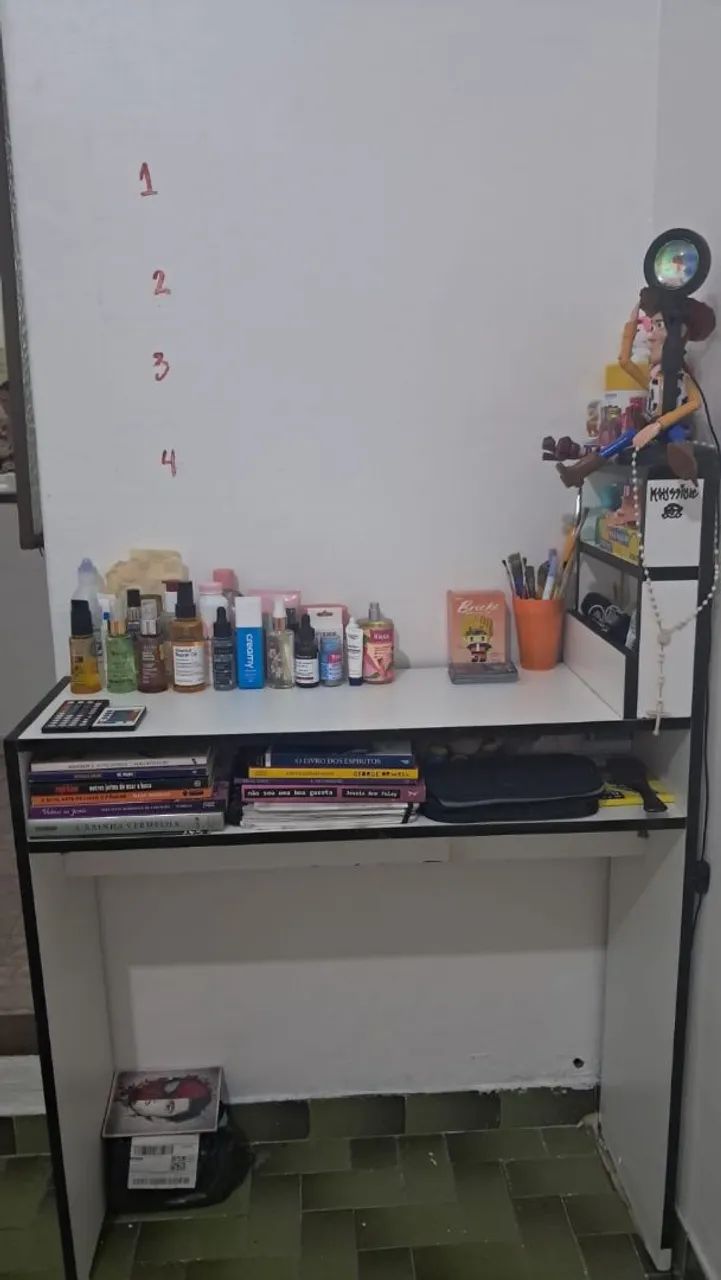 Escrivaninha branca com compartimentos