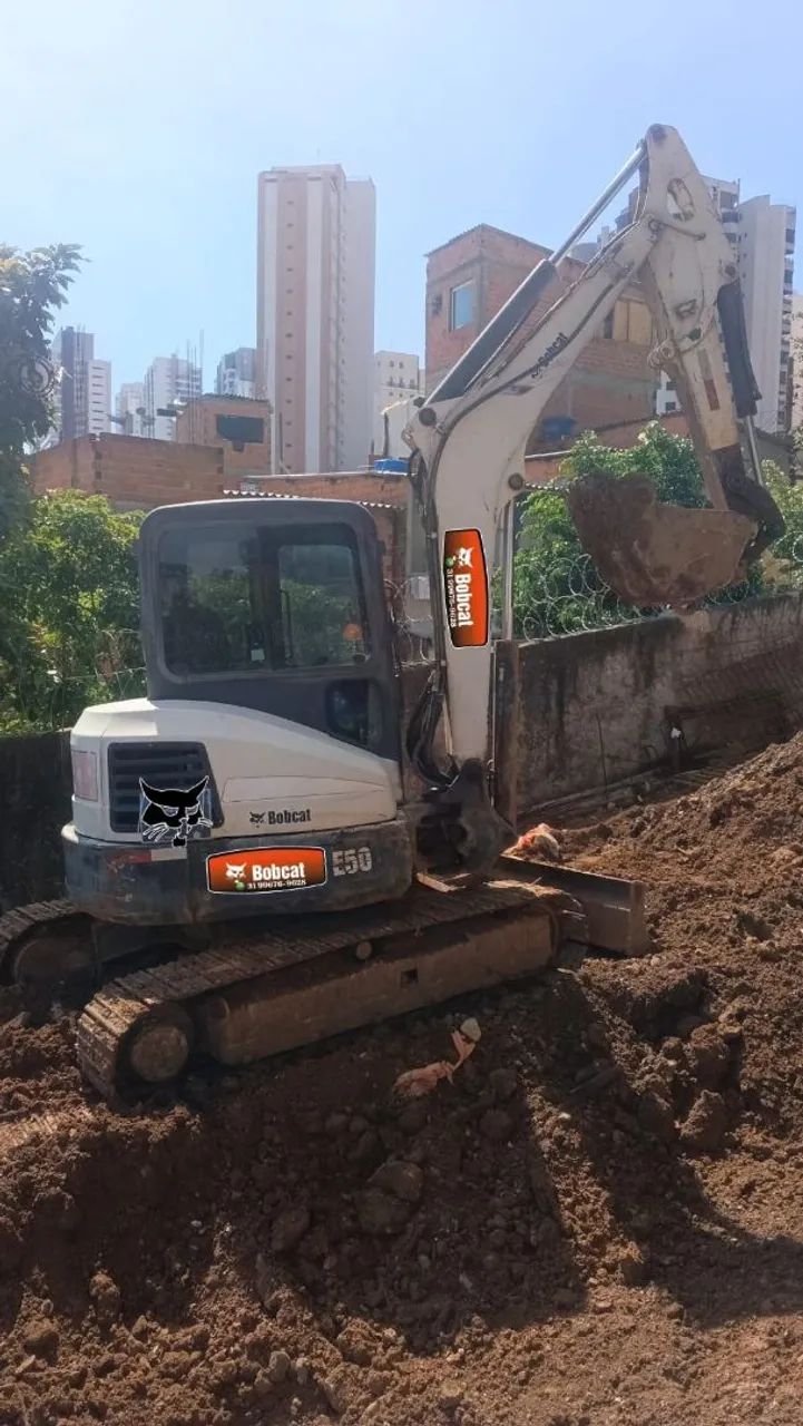 Mini escavadeira Bobcat E50 cabinada e ar condicionado  - Foto 2