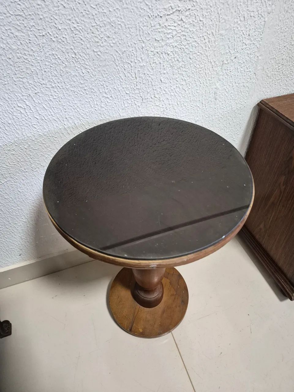 Mesa de apoio gueridon em madeira maciça nobre e tampo de vidro / móvel rústico em madeira - Foto 2