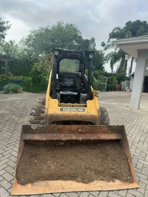 Locação de mini  carregadeira e escavadeira e caminhão  - Foto 2