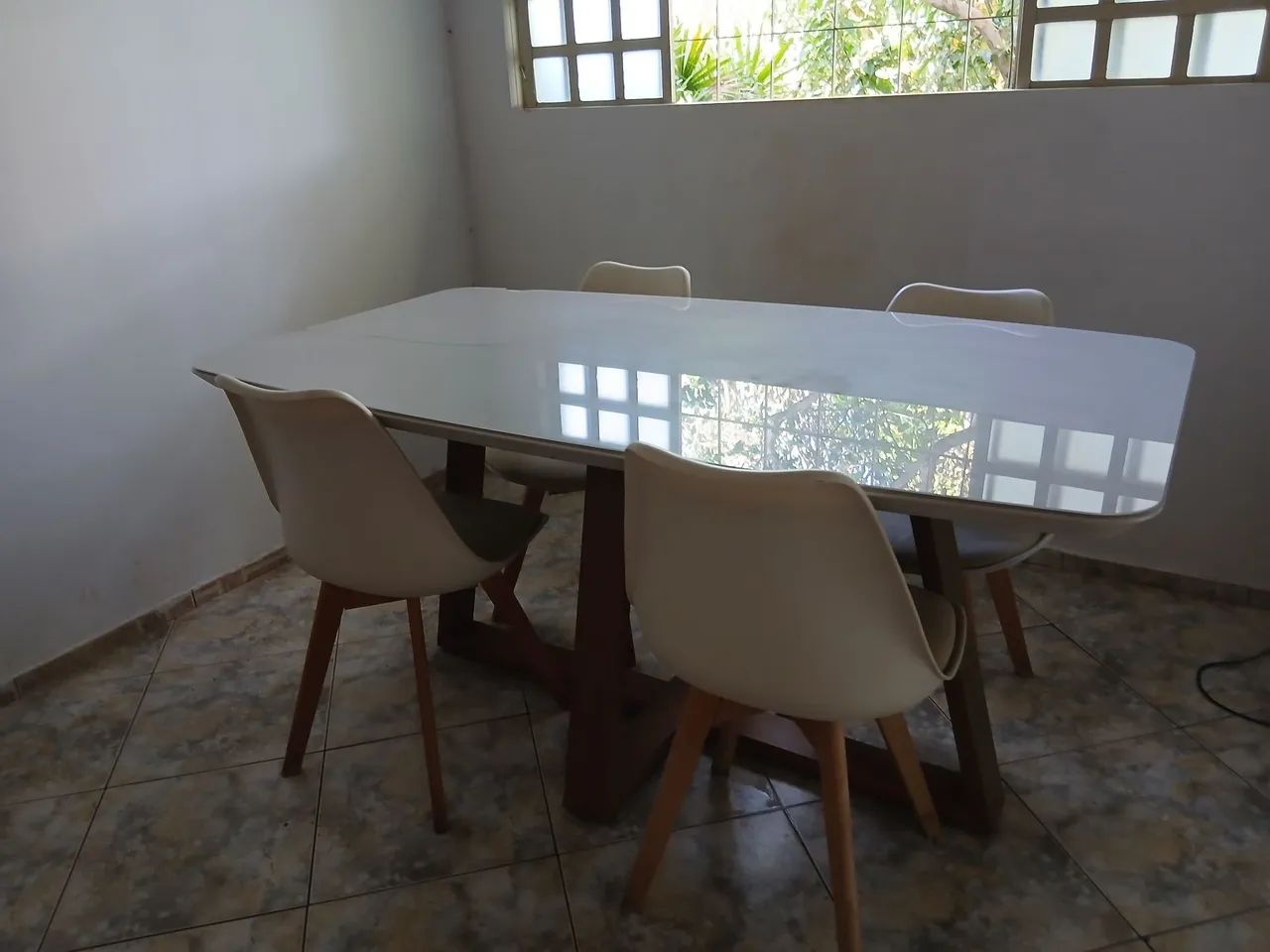 VENDO MESA MODERNA DE 4 LUGARES COM CADEIRAS  - Foto 5