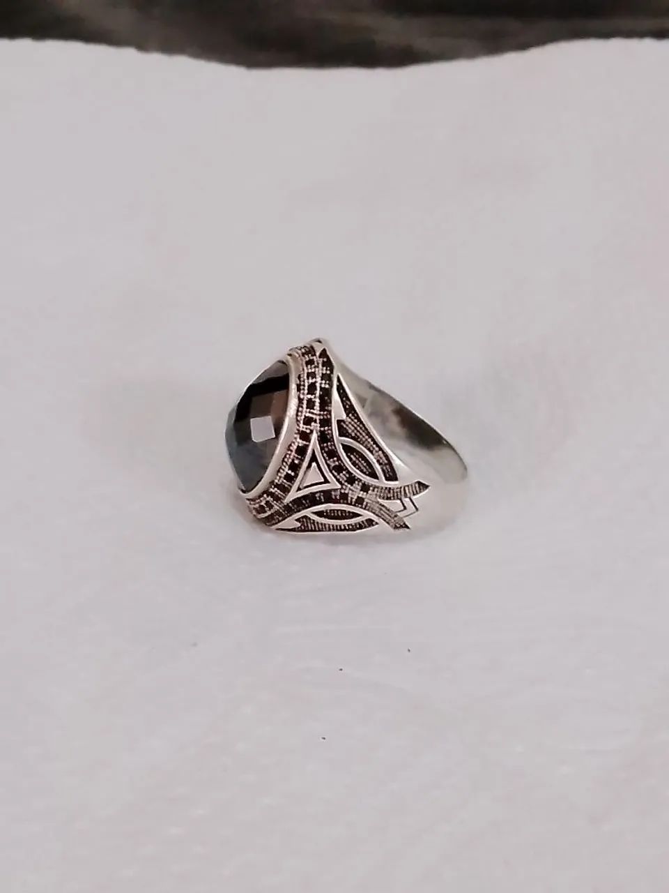 Vendo lindo anel de prata com pedra Onix,lindo...