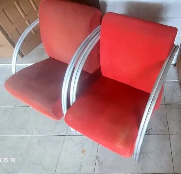 Conjunto com 02 poltronas decorativas de 01 lugar, vermelhas, com braço tubular de alumíni