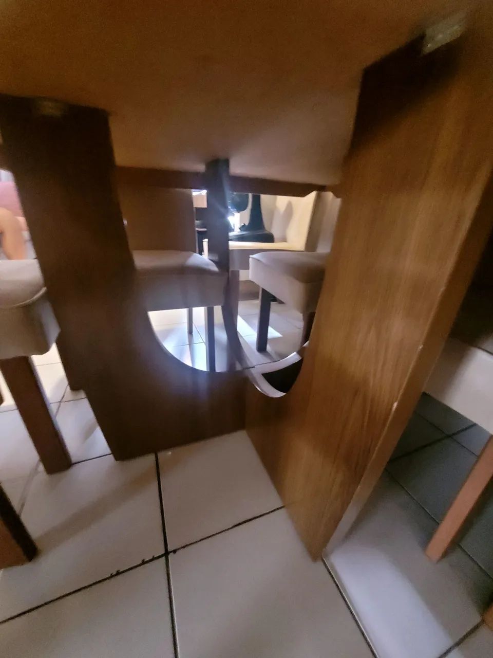 Vendo mesa de oito lugares c/4 cadeiras - Foto 4