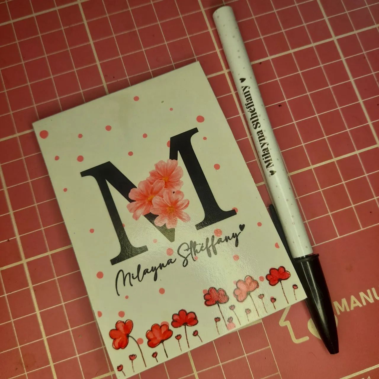 Bloquinho de notas + caneta