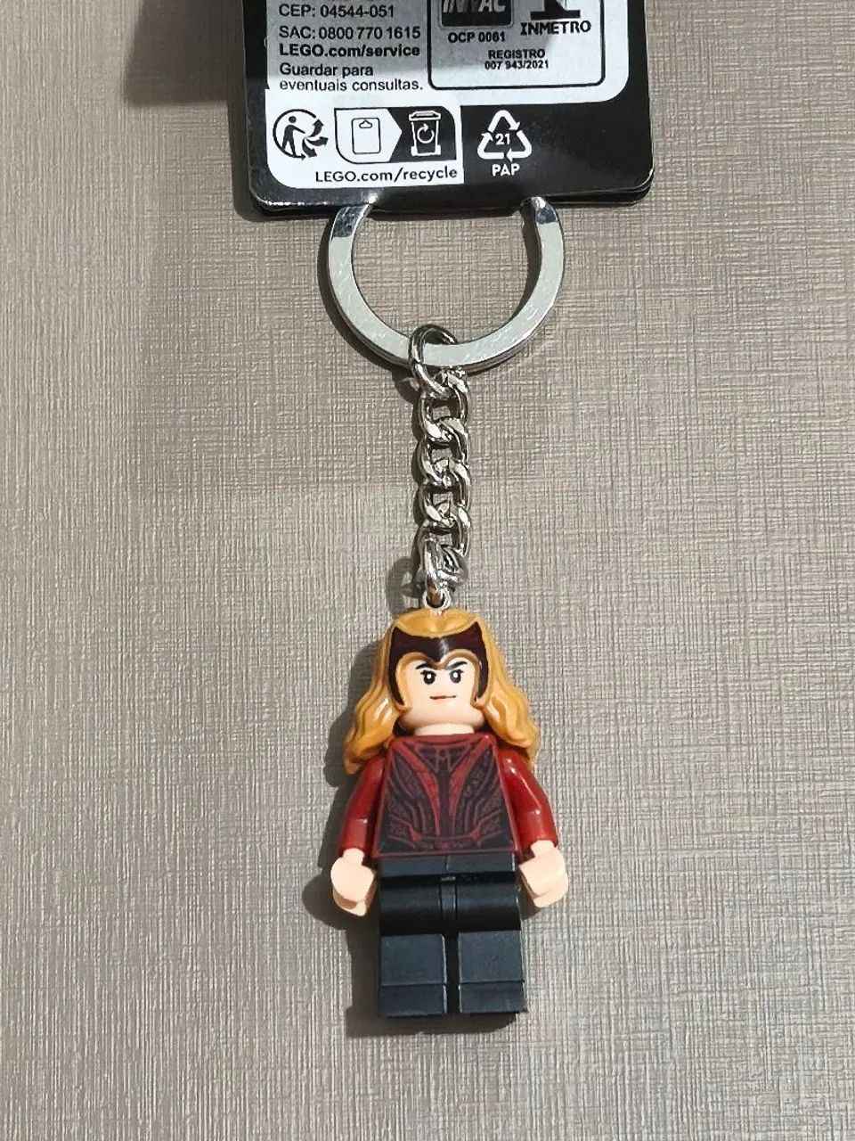 Chaveiro LEGO Marvel Feiticeira Escarlate (Wanda Maximoff) 
