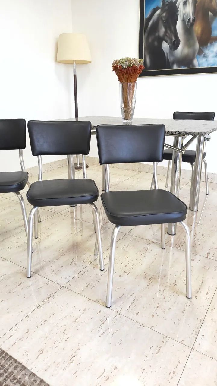 Conjunto de seis cadeiras em aço inox e couro