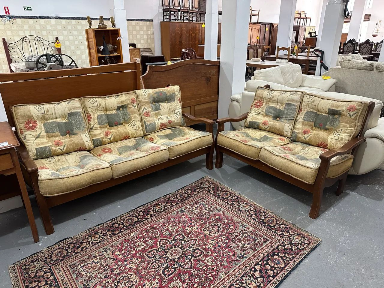 Conjunto de sofás de madeira 2 e 3 lugares - Foto 2