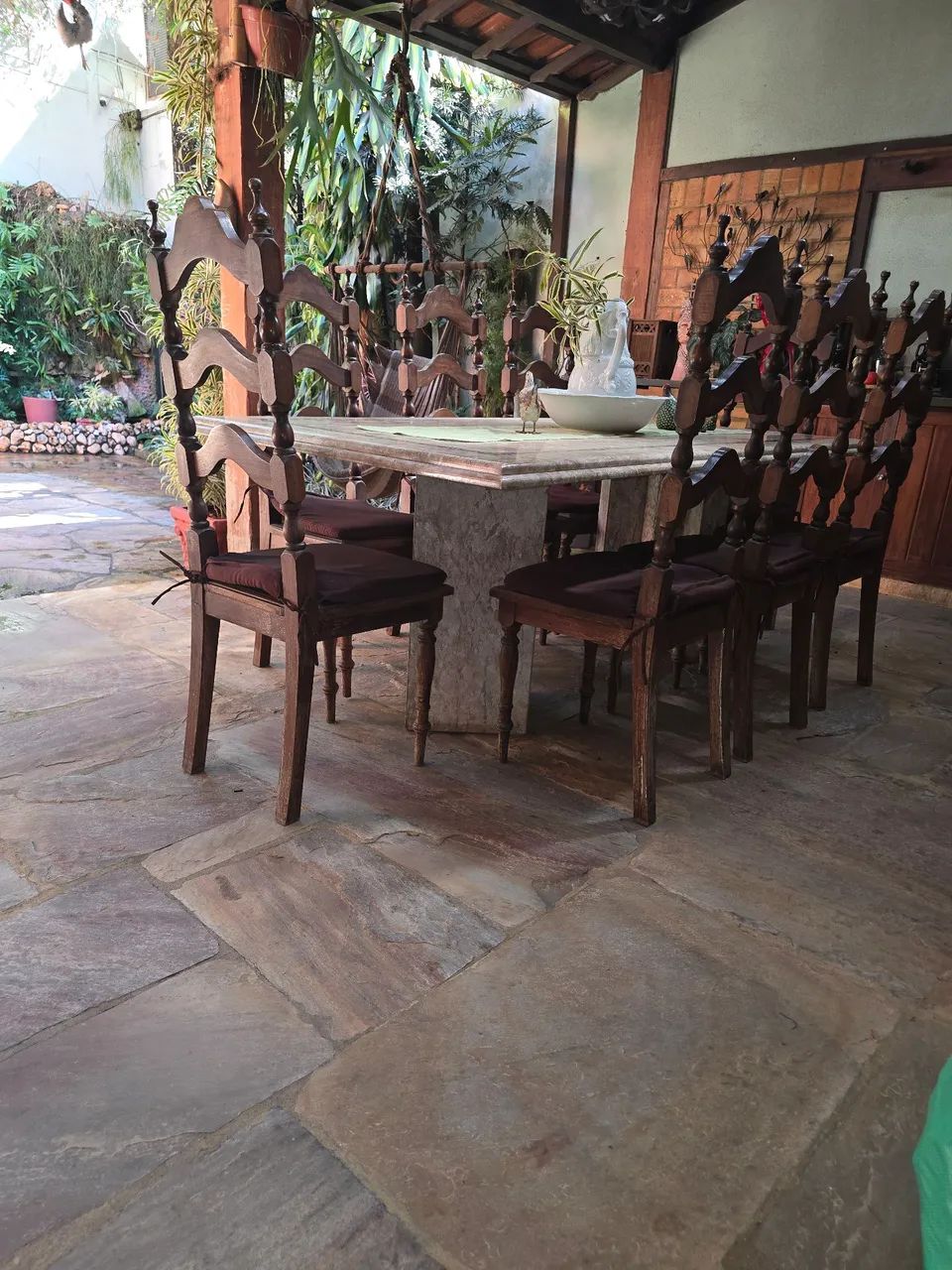 Mesa em Mármore com cadeiras em madeira