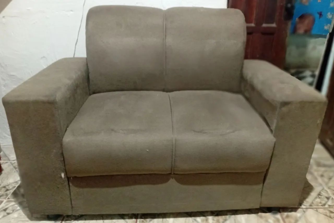 Vendo sofá de dois lugares.