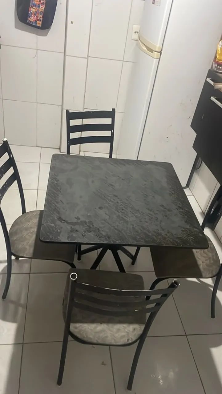 Vendo mesa 4 cadeiras 