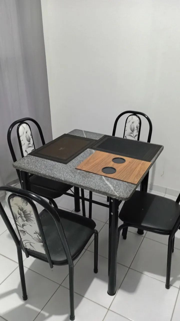 Vendo conjunto de mesa tampo de granito com 4 cadeiras.