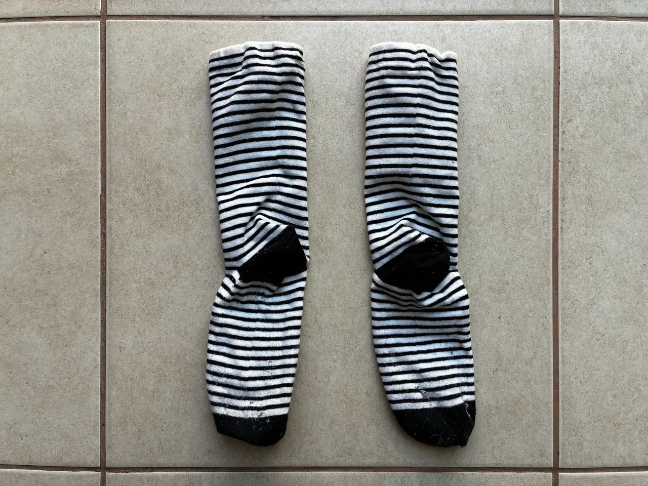 Meias listradas preto e branco (KAFU)