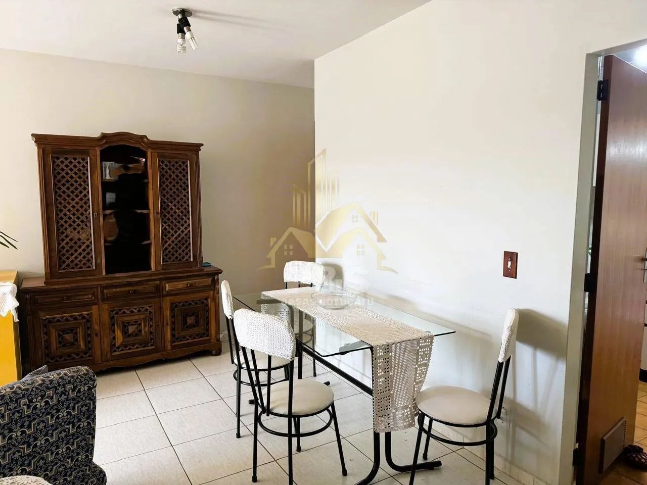 Apartamento com 102 m2, sala dois ambientes, 3 quartos e sacada no centro. - Foto 3