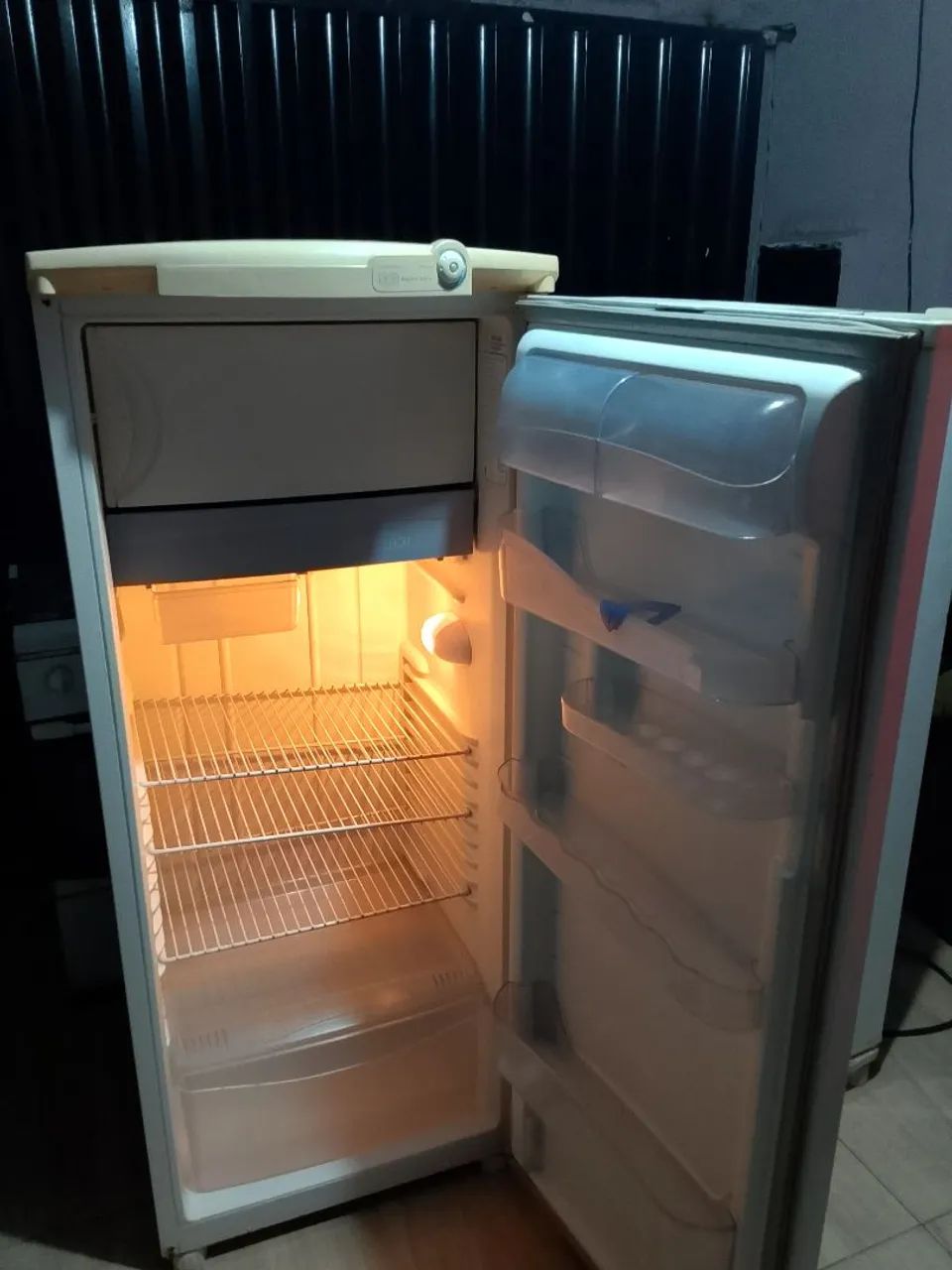 Vendo geladeira marca Consul 220 - Foto 5