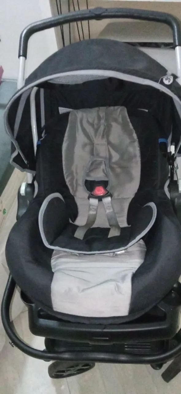 Vendo carrinho bebê com bebê conforto. - Foto 3