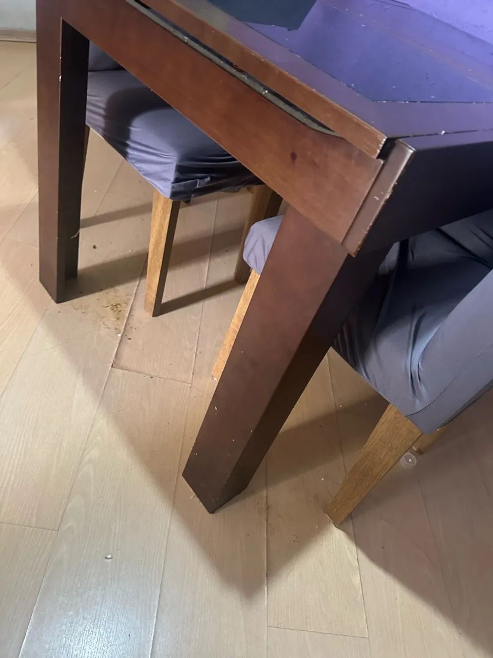 Doa-se mesa de 4 lugares 