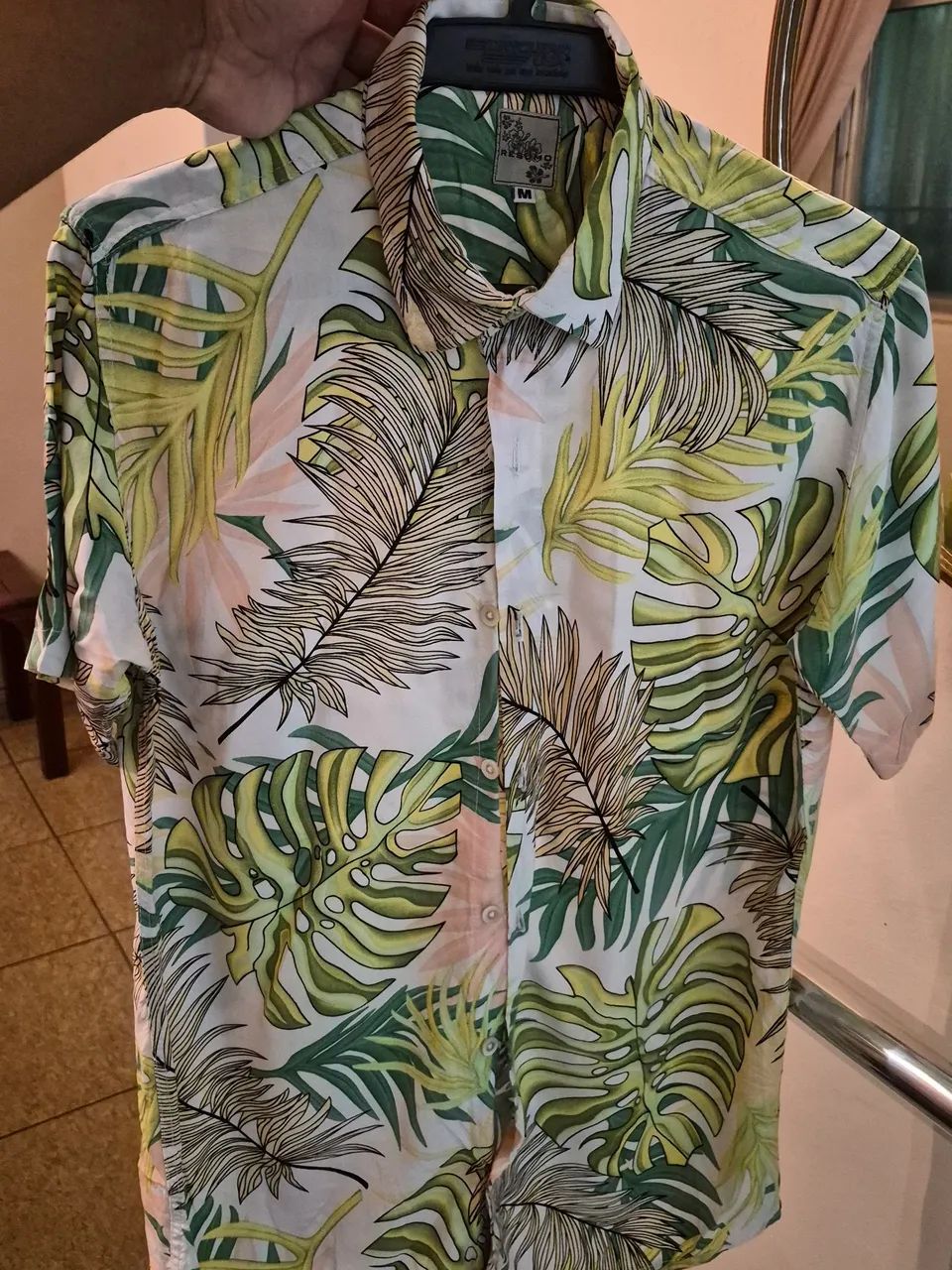 Camisa se botão estampada ramada florida