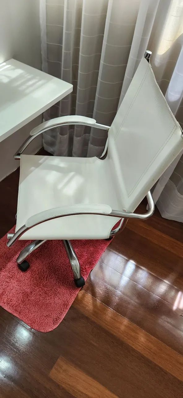 Cadeira  giratória couro legítimo 