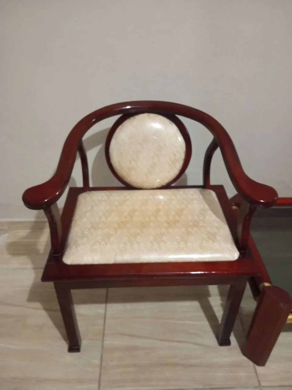 Jogo 2 Poltrona de Mogno com Mesa de Centro - Foto 3