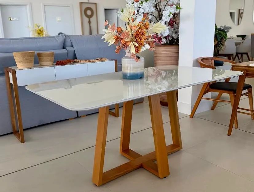Mesa de jantar e cadeiras 